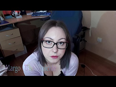 ❤️ Noia sexy amb ulleres xucla un consolador profundament davant la càmera ❌ Vídeo de sexe a nosaltres ☑