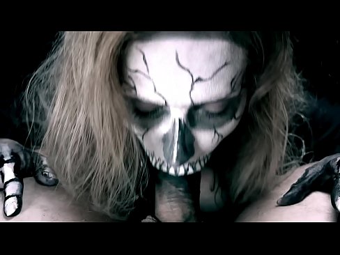 ❤️ Noia dimoni xuclant polla amb la seva boca negra i empassant semen. ❌ Vídeo de sexe a nosaltres ☑