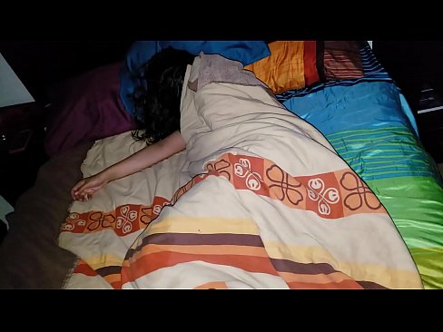 ❤️ El fillastre renya la seva jove madrastra mentre dorm. ❌ Vídeo de sexe a nosaltres ☑